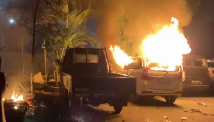 Massa Bakar Mobil di Halaman DPRD Makassar
