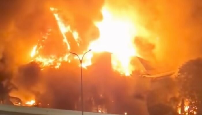 Massa Aksi Bakar Gedung DPRD Makassar Hingga Ludes